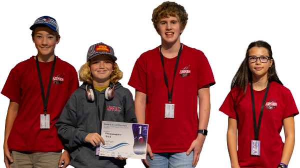 Équipe de filles présentant leur projet Bleu Brillant